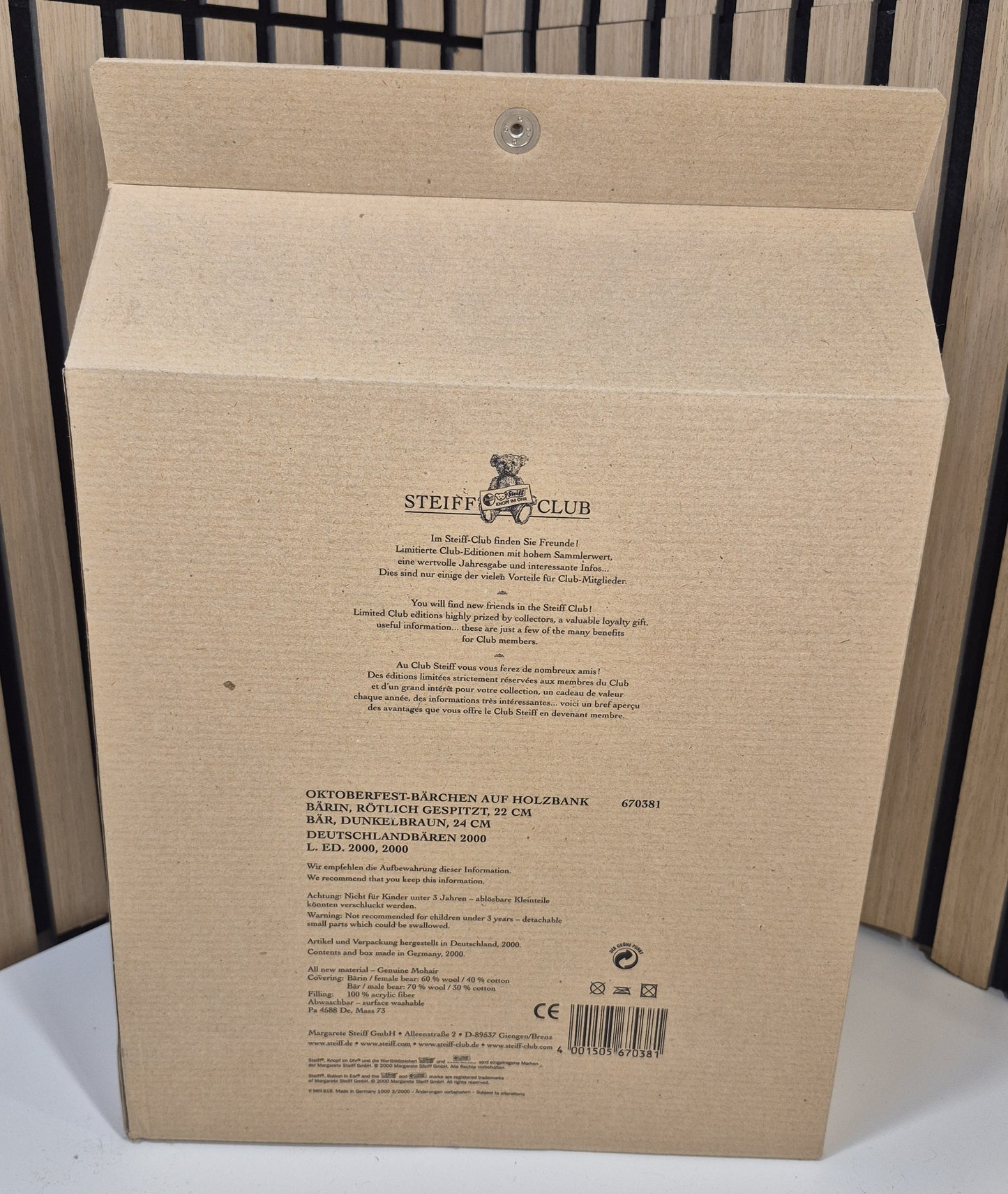 Steiff Oktoberfest Bärchen auf Holzbank - 22+24cm - (670381) - Neuwertig - Limitiert